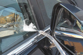 Через уплотнители стекол